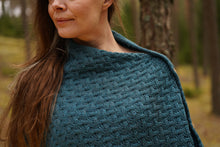 Indlæs billede til gallerivisning Kappe i petroliumblå uld med smukt mønster