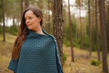 Indlæs billede til gallerivisning Kappe i petroliumblå uld med smukt mønster