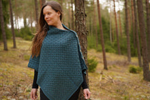 Indlæs billede til gallerivisning Kappe i petroliumblå uld med smukt mønster