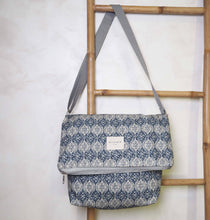 Indlæs billede til gallerivisning Skuldertaske med smukt mønster