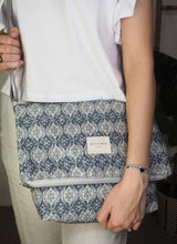 Indlæs billede til gallerivisning Skuldertaske med smukt mønster