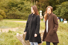 Indlæs billede til gallerivisning Uldfrakke, sort model “Swinger” i færøsk uld fra Sirri
