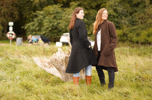 Indlæs billede til gallerivisning Uldfrakke, sort model “Swinger” i færøsk uld fra Sirri