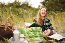 Indlæs billede til gallerivisning Sød uldsweater hvid med brunt snefnugmønster fra Sirri