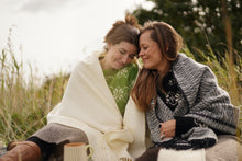 Indlæs billede til gallerivisning Sød uldsweater hvid med brunt snefnugmønster fra Sirri