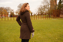 Indlæs billede til gallerivisning Uldfrakke med hætte, brun i færøsk uld fra Sirri