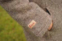 Indlæs billede til gallerivisning Uldfrakke med hætte, mørkegrå i færøsk uld fra Sirri