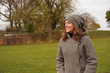 Indlæs billede til gallerivisning Uldfrakke med hætte, mørkegrå i færøsk uld fra Sirri