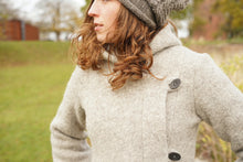 Indlæs billede til gallerivisning Uldfrakke med hætte, lysegrå i færøsk uld fra Sirri