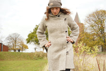 Indlæs billede til gallerivisning Uldfrakke med hætte, lysegrå i færøsk uld fra Sirri
