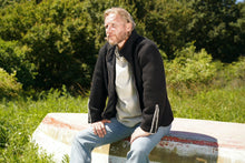 Indlæs billede til gallerivisning Uldjakke til herre i sort med lynlås, i Færøsk uld fra Sirri