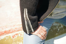 Indlæs billede til gallerivisning Uldjakke til herre i sort med lynlås, i Færøsk uld fra Sirri