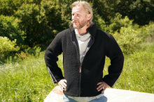 Indlæs billede til gallerivisning Uldjakke til herre i sort med lynlås, i Færøsk uld fra Sirri