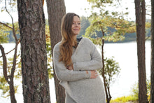 Indlæs billede til gallerivisning Uldcardigan asymmetrisk lang, perlestrik - lysegrå