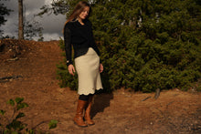 Indlæs billede til gallerivisning Uldsweater, slå-om model i sort færøsk uld fra Sirri, kun str small