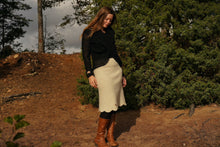 Indlæs billede til gallerivisning Uldnederdel i færøsk uld med bølget kant - naturhvid