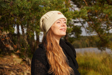 Indlæs billede til gallerivisning Uldhue, beanie i hvid færøsk uld fra Sirri