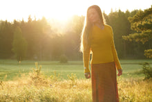Indlæs billede til gallerivisning Uldsweater i varm gul, model Sweden
