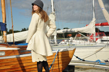 Indlæs billede til gallerivisning Uldfrakke, hvid model “Swinger” i færøsk uld fra Sirri