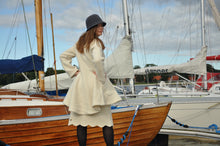 Indlæs billede til gallerivisning Uldfrakke, hvid model “Swinger” i færøsk uld fra Sirri