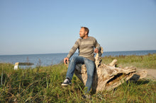 Indlæs billede til gallerivisning Klassisk uldsweater til herre, med mønster i grå og naturhvid fra Sirri