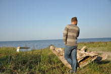 Indlæs billede til gallerivisning Klassisk uldsweater til herre, med mønster i grå og naturhvid fra Sirri