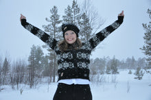 Indlæs billede til gallerivisning Uldsweater I færøsk uld med smukt mønster i sort/hvid fra Sirri