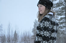 Indlæs billede til gallerivisning Uldsweater I færøsk uld med smukt mønster i sort/hvid fra Sirri