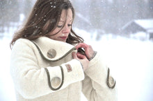 Indlæs billede til gallerivisning Uldfrakke i hvid med smukke detaljer fra Sirri