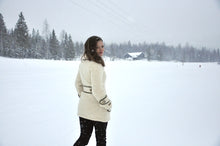 Indlæs billede til gallerivisning Uldfrakke i hvid med smukke detaljer fra Sirri