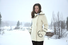 Indlæs billede til gallerivisning Uldfrakke i hvid med smukke detaljer fra Sirri