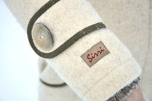 Indlæs billede til gallerivisning Uldfrakke i hvid med smukke detaljer fra Sirri