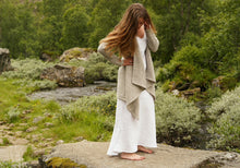 Indlæs billede til gallerivisning Uldcardigan asymmetrisk lang, perlestrik - lysegrå