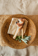 Indlæs billede til gallerivisning Nøddeknækker med Egon egern, dekorative dyr i håndsnittet træ fra Wildlife Gardenq