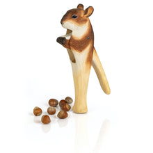 Indlæs billede til gallerivisning Nøddeknækker med Egon egern, dekorative dyr i håndsnittet træ fra Wildlife Gardenq
