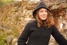 Indlæs billede til gallerivisning Uldfrakke med hætte, sort i færøsk uld fra Sirri
