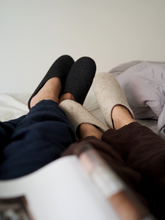 Indlæs billede til gallerivisning Hjemmesko i uld med skindsål, koksgrå
