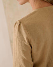 Indlæs billede til gallerivisning Hørbluse slå-om model i varm beige
