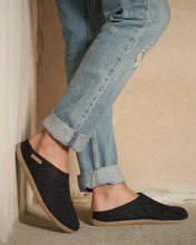 Indlæs billede til gallerivisning Hjemmesko i uld med skindsål, koksgrå
