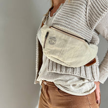 Indlæs billede til gallerivisning BumBag i vintage lyst lærred - crossbody taske
