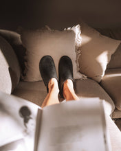 Indlæs billede til gallerivisning Hjemmesko i uld med skindsål, koksgrå
