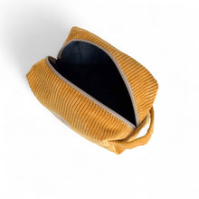 Indlæs billede til gallerivisning Toilettaske i gul fløjl
