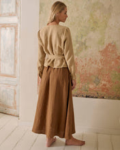 Indlæs billede til gallerivisning Hørbluse slå-om model i varm beige
