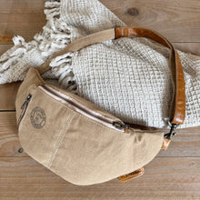 Indlæs billede til gallerivisning BumBag crossbody taske i khakifarvet bomuld
