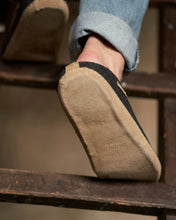 Indlæs billede til gallerivisning Hjemmesko i uld med skindsål, koksgrå
