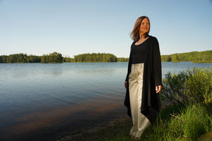 Uldcardigan asymmetrisk lang, perlestrik - sort