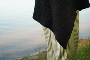Uldcardigan asymmetrisk lang, perlestrik - sort
