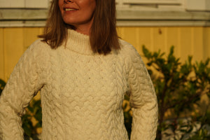 Uldsweater med kabelstrikket mønster