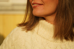 Uldsweater med kabelstrikket mønster