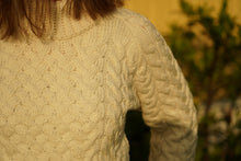 Indlæs billede til gallerivisning Uldsweater med kabelstrikket mønster
